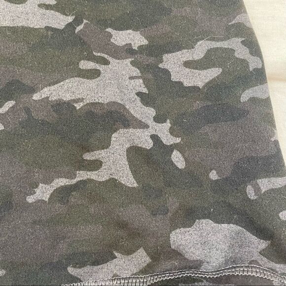 Fabletics Brand Green Black Grey Camo Bike Shorts Size Medium - Picture 7 of 10